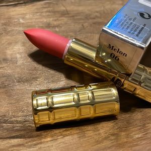 - Elizabeth Arden lip stick